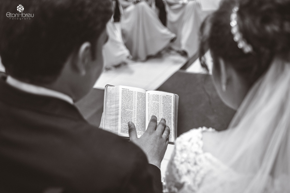 Lendo a bíblia no altar