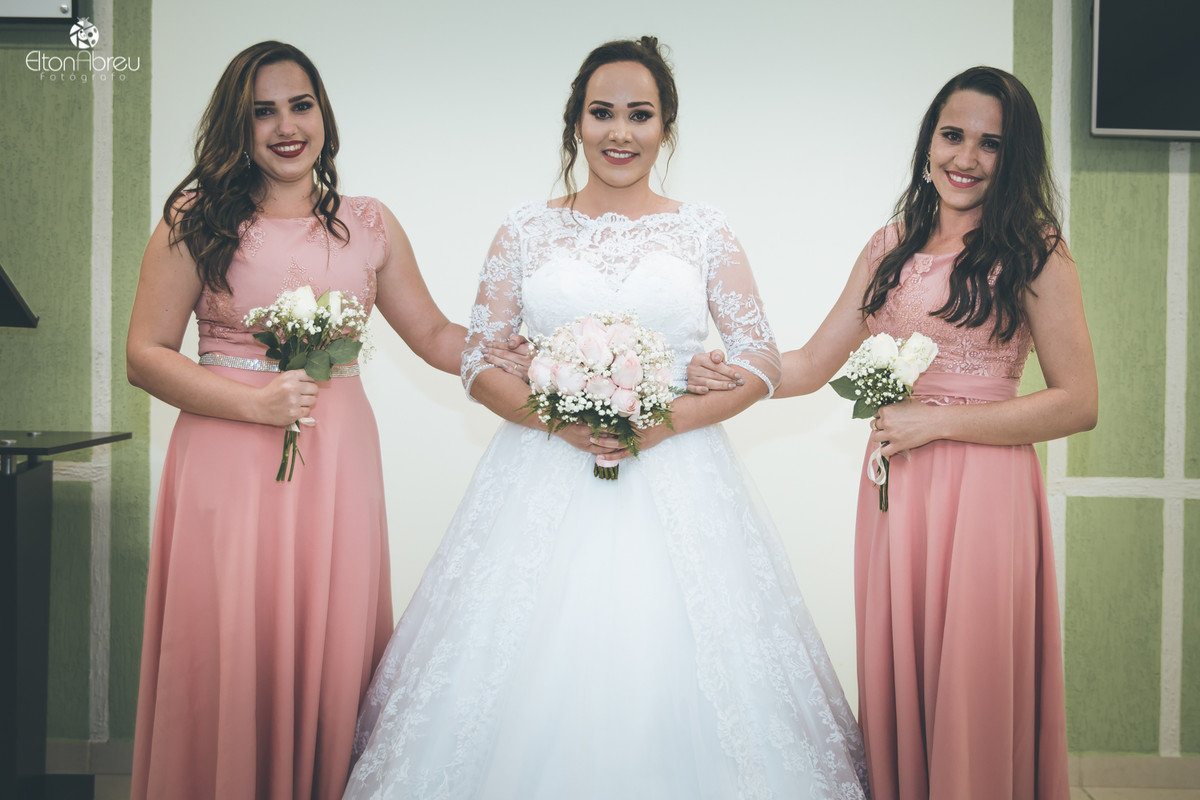 Noiva com floristas