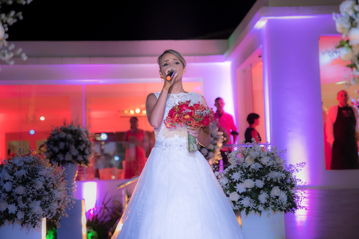 Entrada da noiva cantando