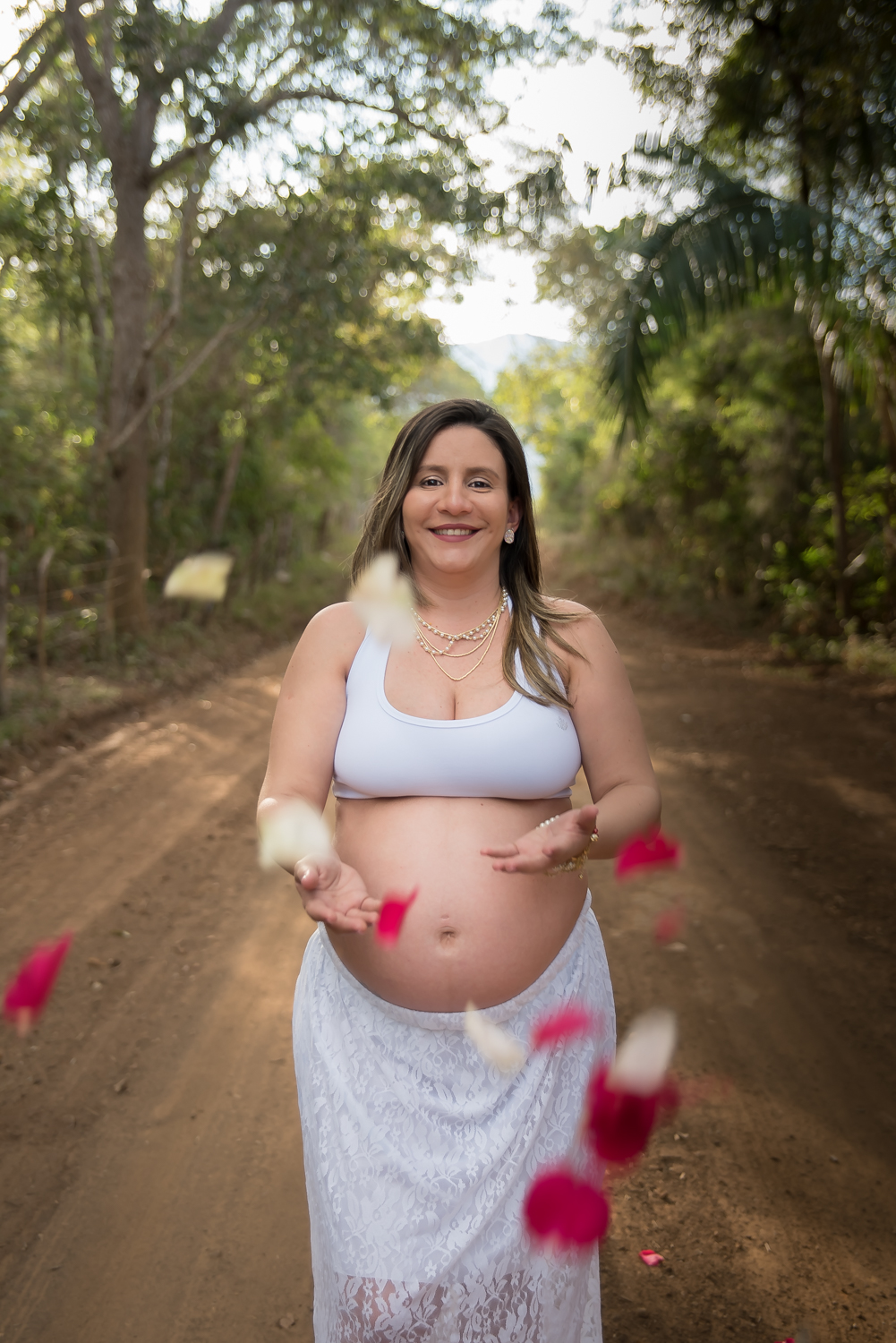 Fotos gravida jogando rosas