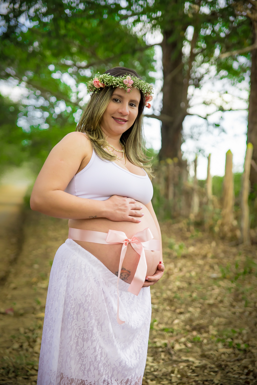 Gravida com fita na barriga