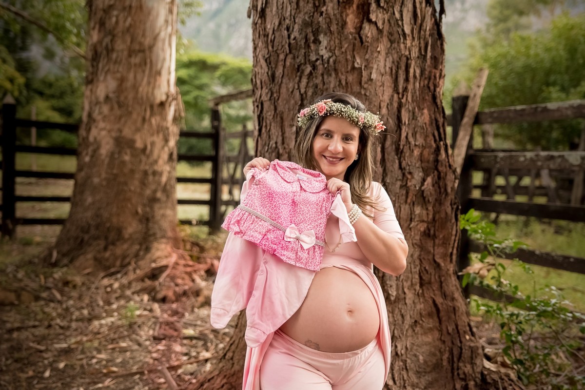 Gravida com roupinha de bebê