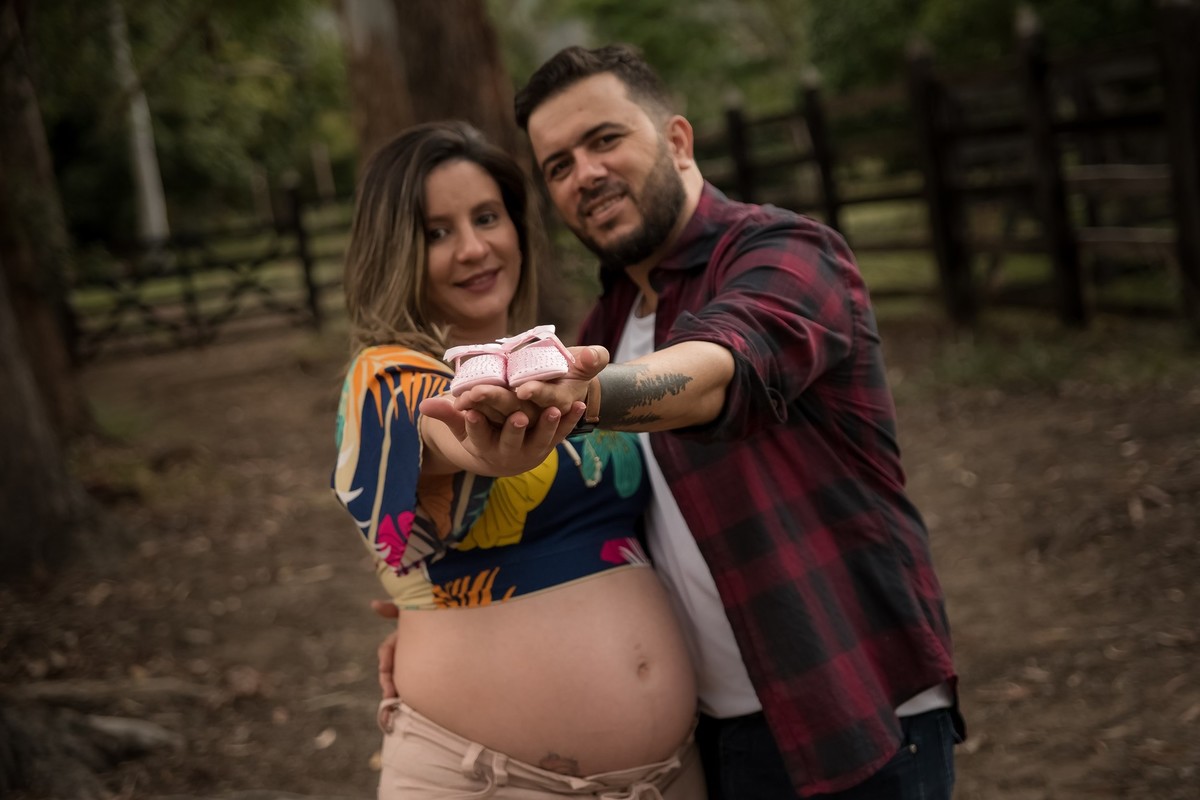 Fotos de Gravida segurando os sapatinhos