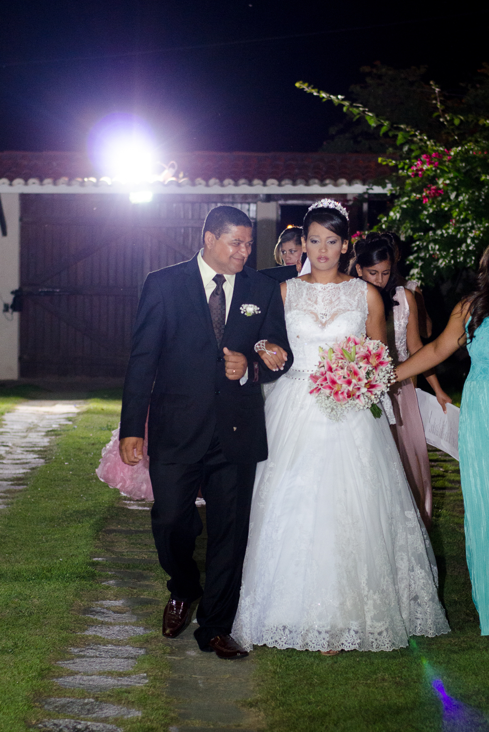 Noiva entrando com o pai no casamento