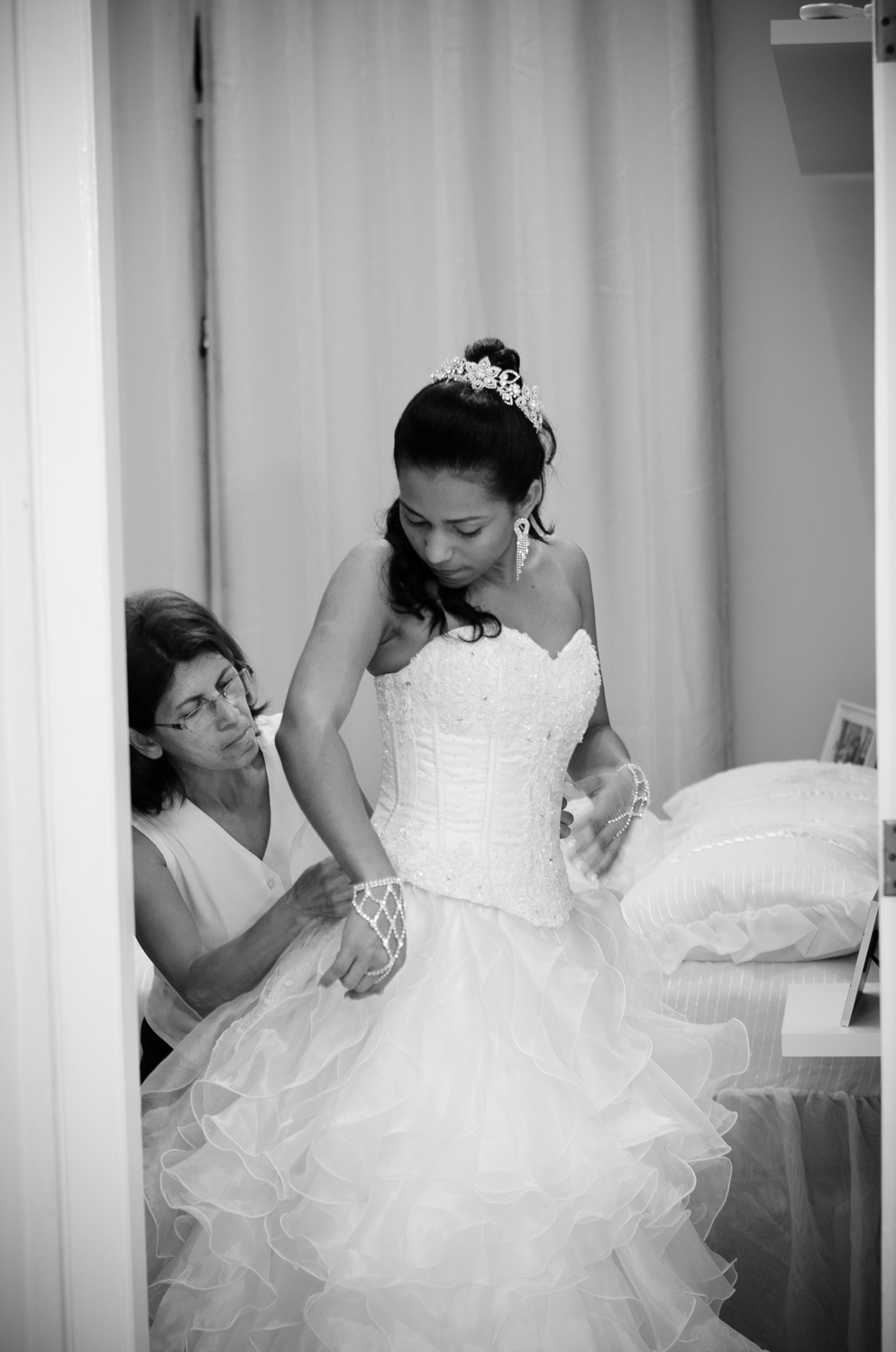 Ajustes finais no vestido da noiva