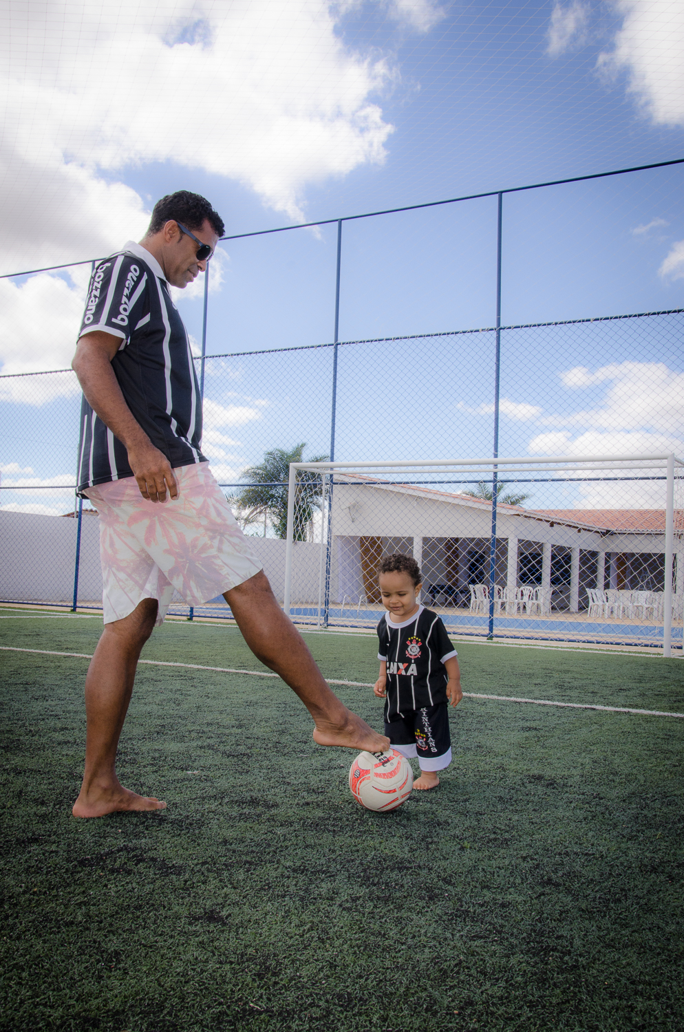papai e filho jogando bola