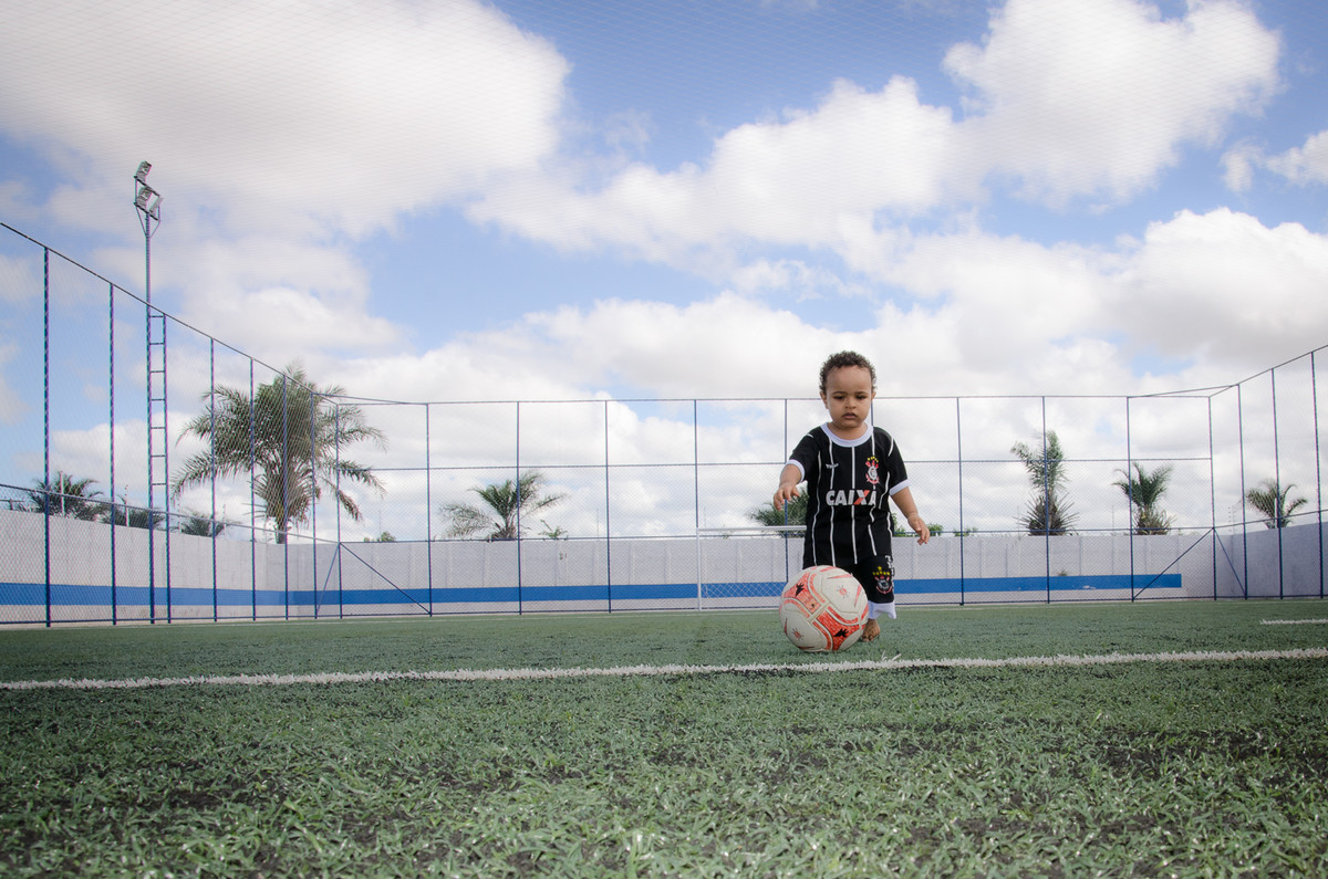 garotinho jogando bola