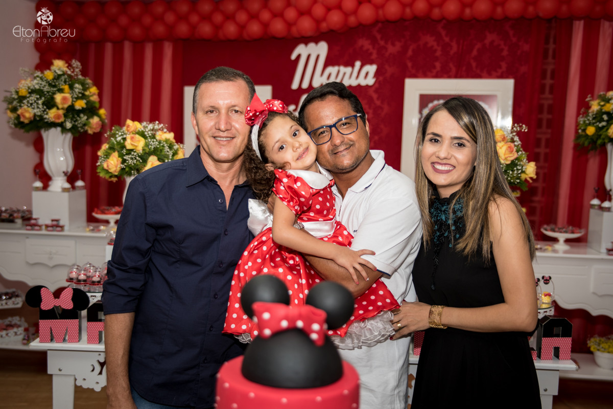 Padre com família em aniversário