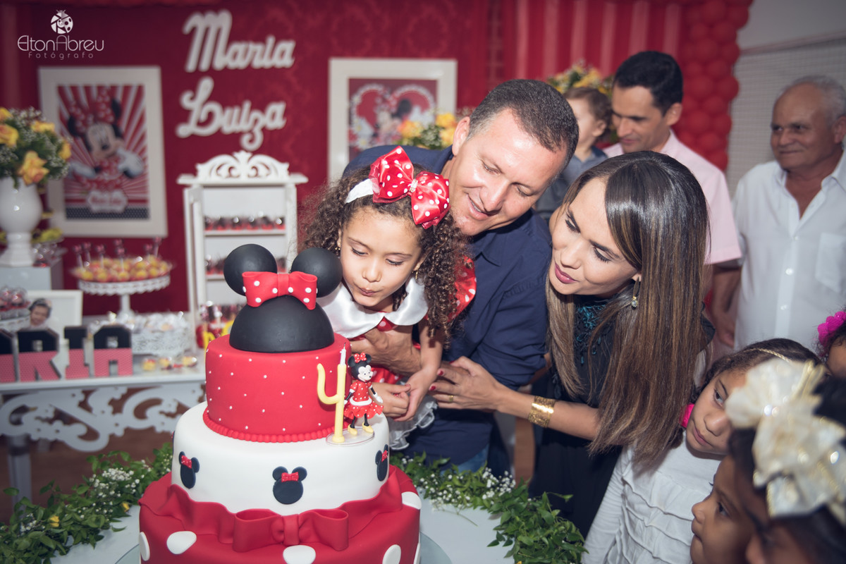 Apagando as velas aniversário minie