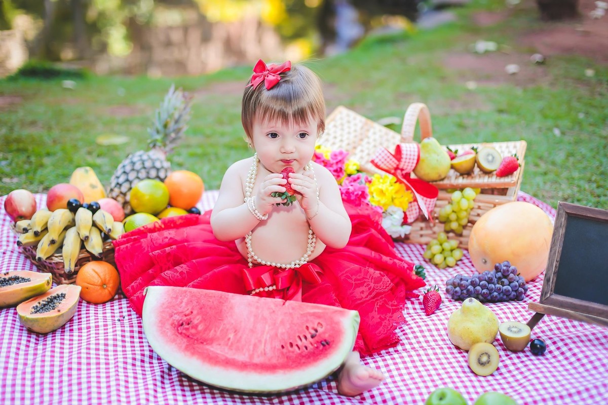 Ensaio com frutas bebe