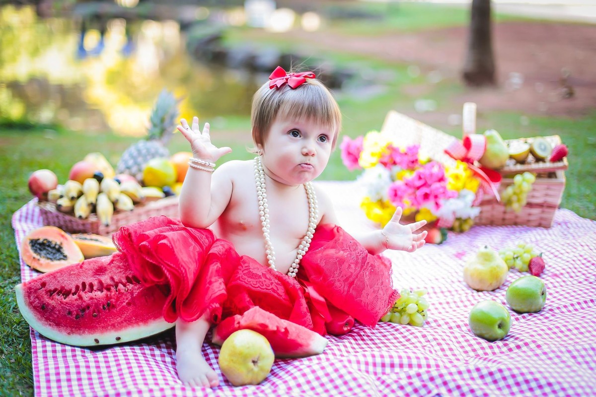 Fotografia de bebe com frutas