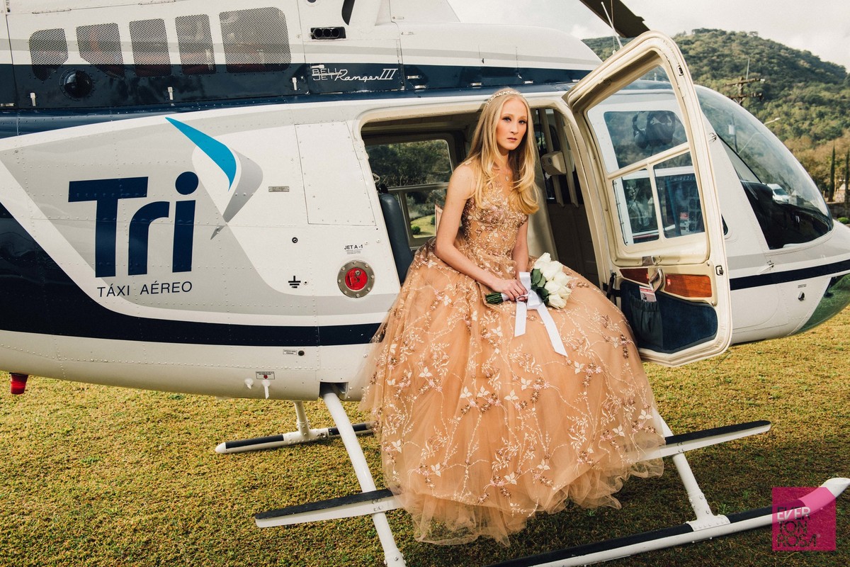 curso de fotografia de luxo noiva com vestido nude em helicóptero