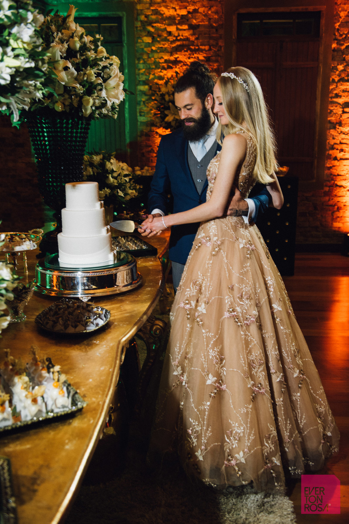 casal cortando bolo