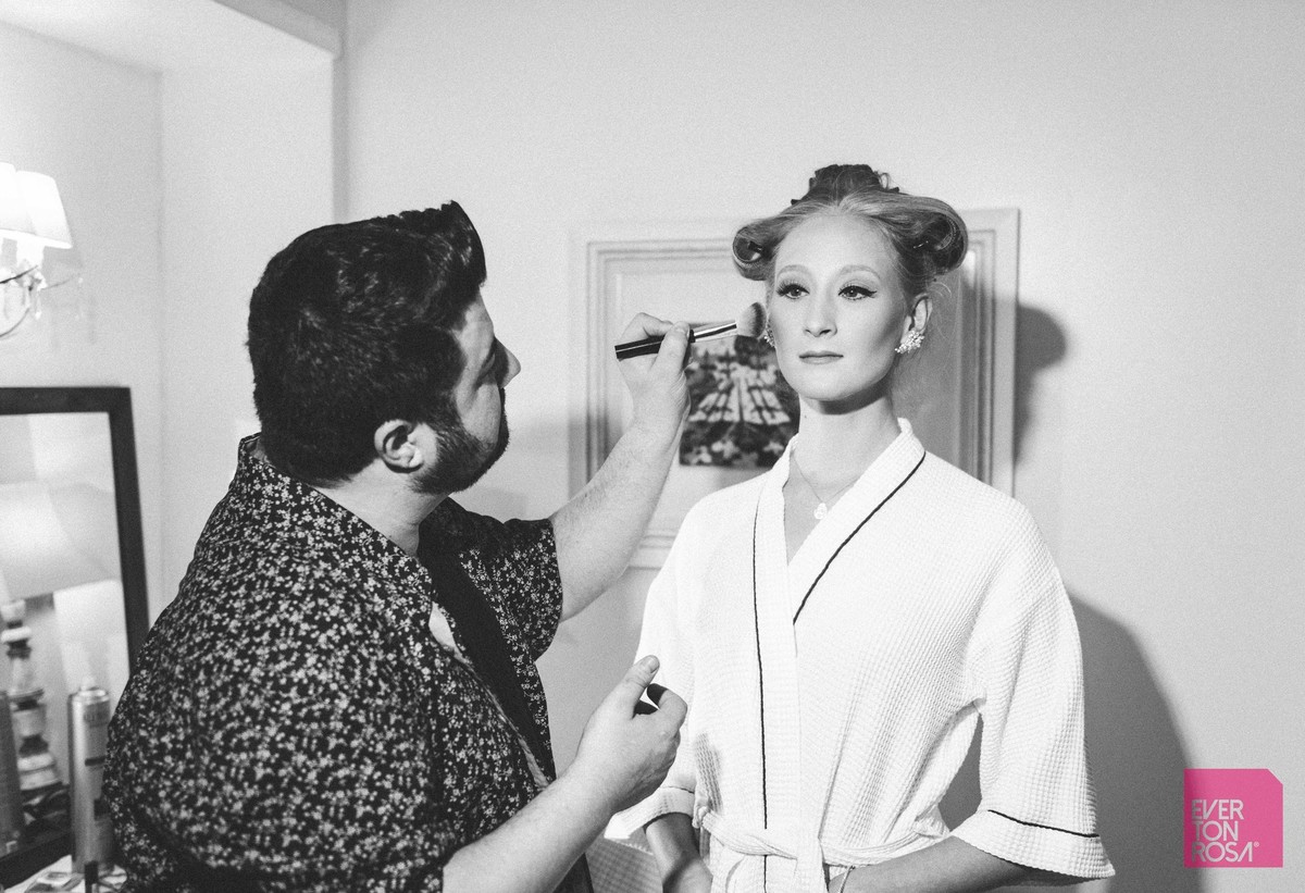 noiva se arrumando making of salão de beleza