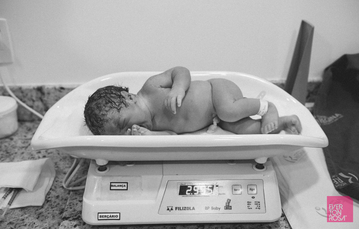 bebê sendo pesado hospital