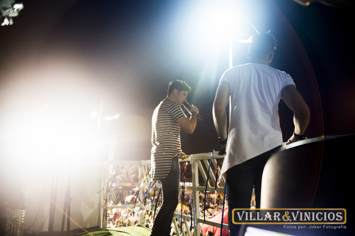 fotógrafo de sertanejo faz fotos durante o show para encarte do álbum e cd da dupla villar e vinicios