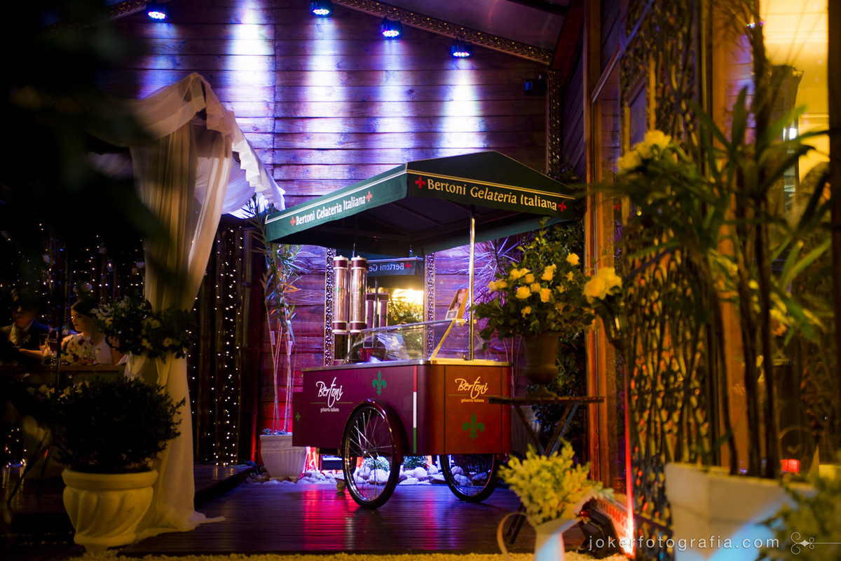 idéias diferentes de sobremesa para o casamento, como este carrinho de sorvetes da Bertoni Gelateria Italiana que servia gelatos e sorbet para os convidados