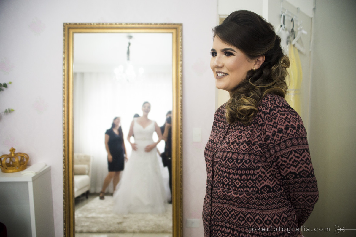 para o fotógrafo registrar a primeira vez que a madrinha viu a amiga vestida de noiva