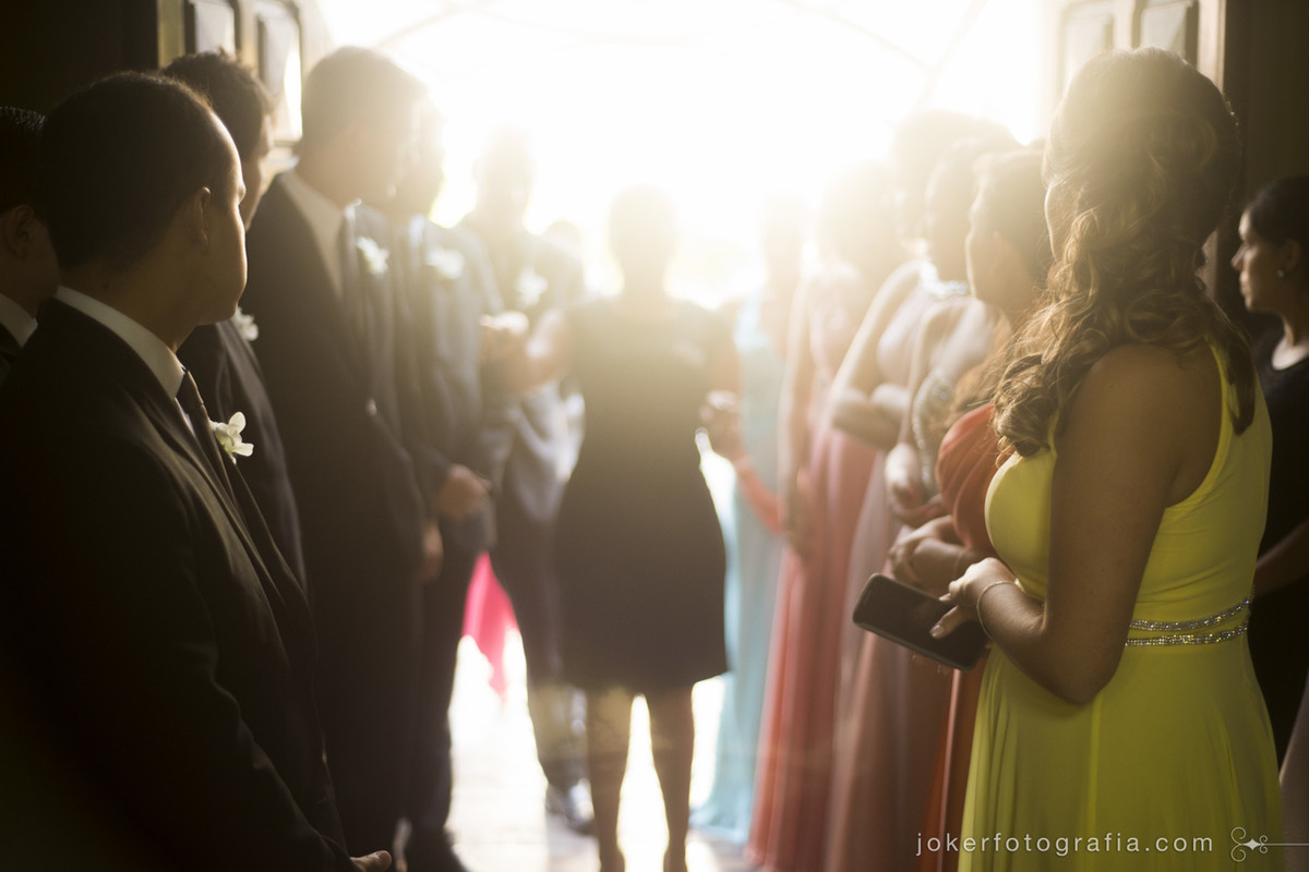 Cerimonialista organizando a entrada dos padrinhos e madrinhas em um casamento de dia