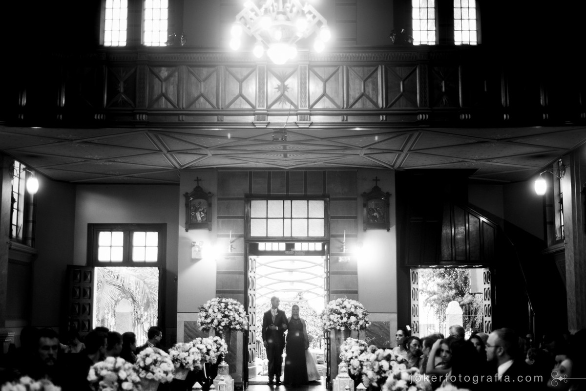 Fotografia da entrada do noivo na igreja São Vicente de Paulo no Largo da Ordem