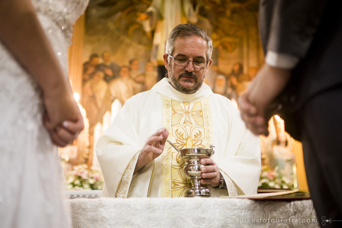 a cerimônia celebrada pelo padre da igreja são vicente de paulo em curitiba é registrada pelos fotógrafos