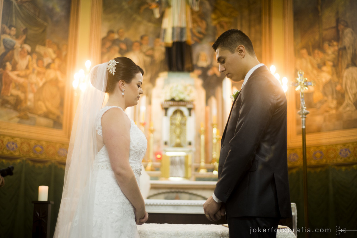 fotografar a cerimônia religiosa requer experiência e profissionalismo dos fotógrafos de casamento