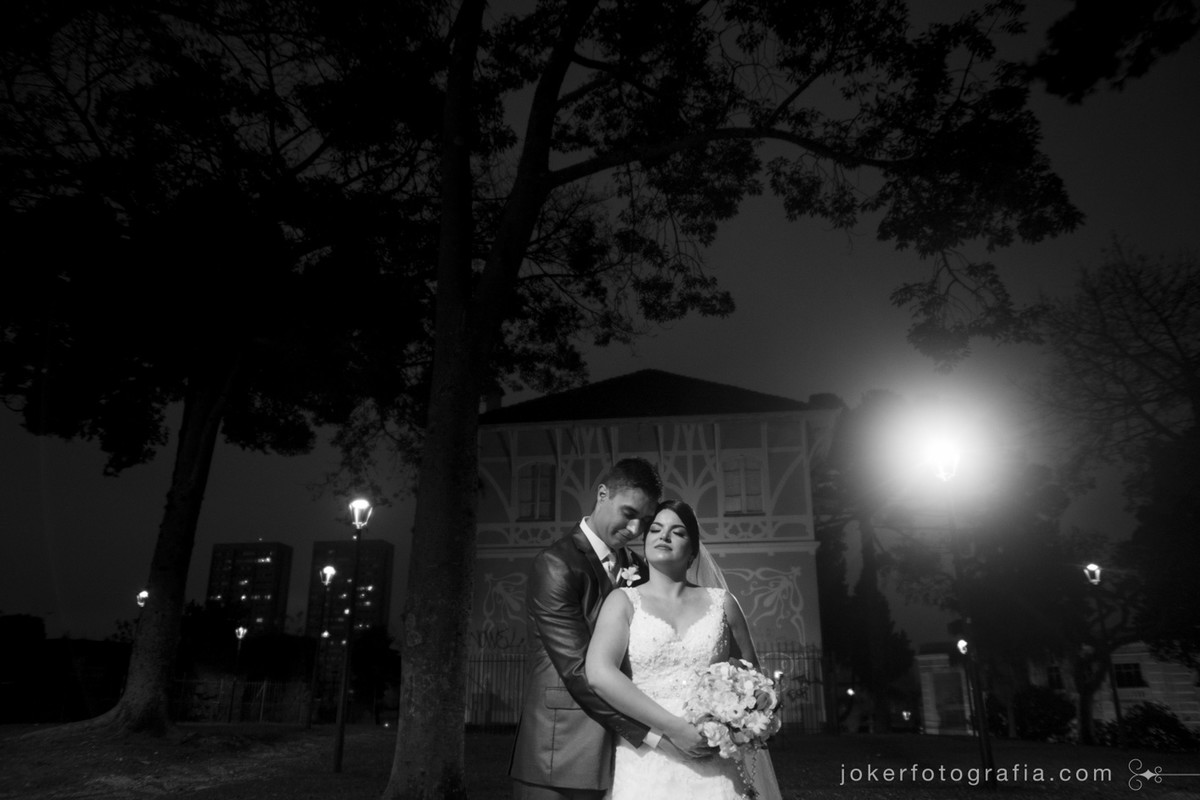 fotógrafo de casamento usa pontos turísticos de curitiba para ensaio dos noivos no dia do casamento