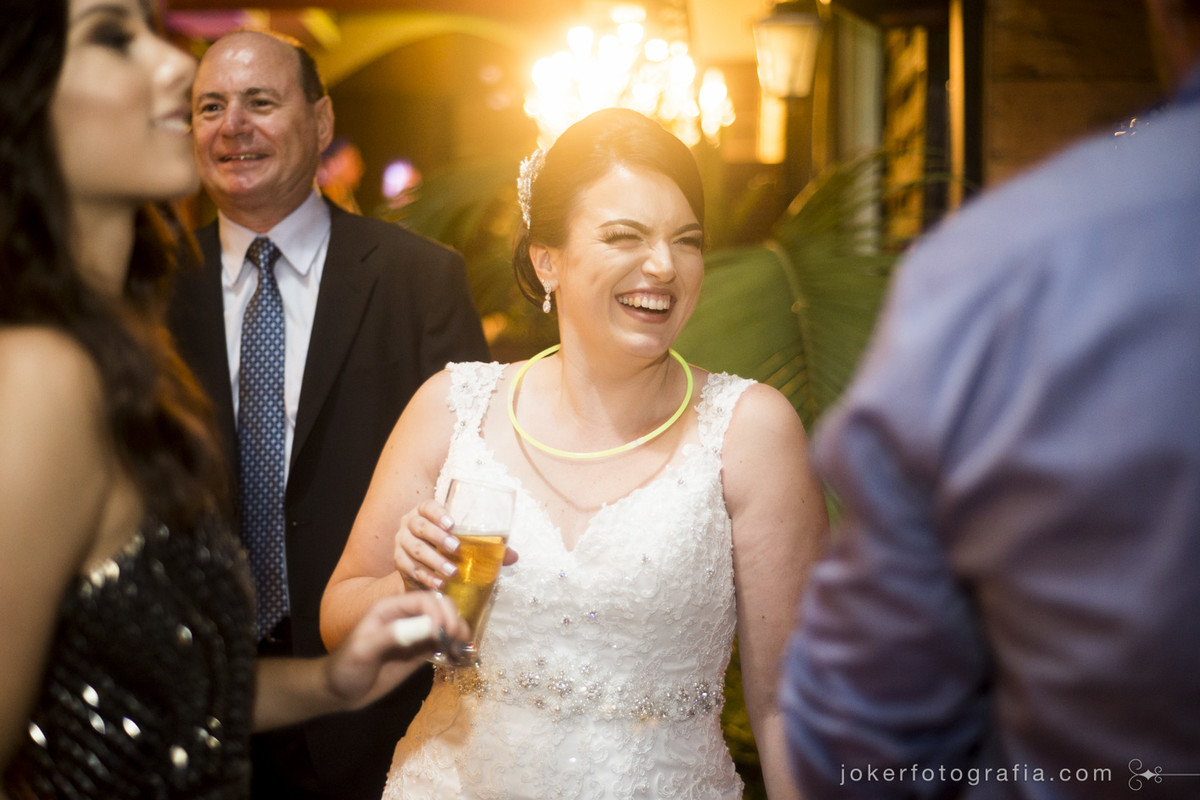 fotógrafo de casamento mais animado de curitiba acompanha a festa junto com os noivos