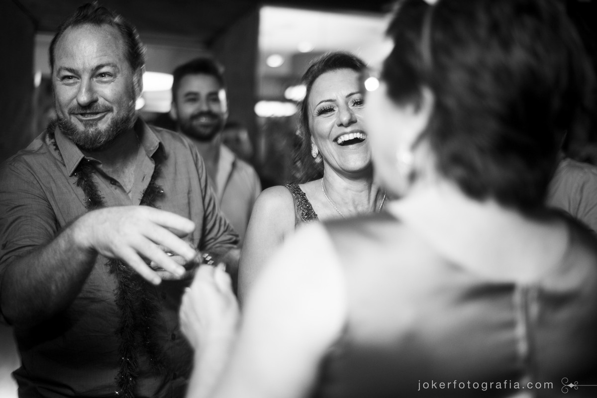 fotógrafo de casamento que fotografa a festa animada