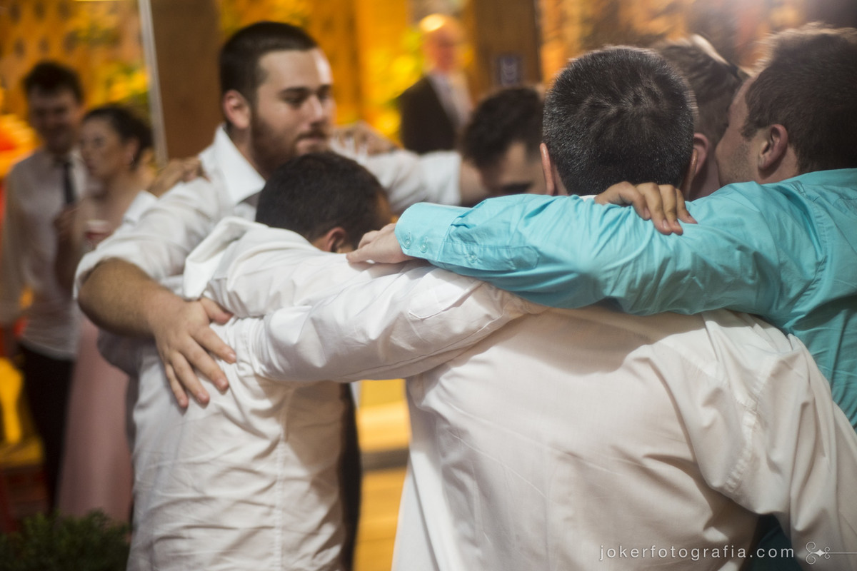 amigos do noivo dançando no casamento