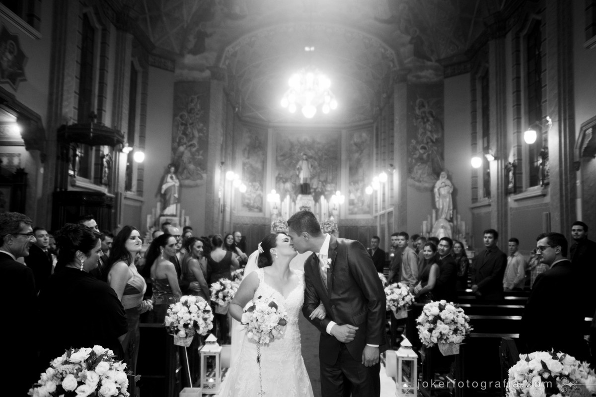 o beijo na saída dos noivos no corredor da igreja são vicente de paulo em curitiba