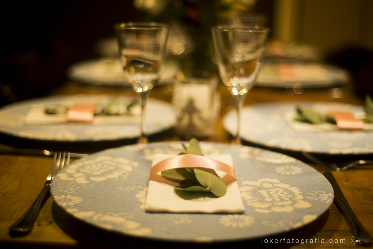 organizar os pratos para o jantar de dia de casamento