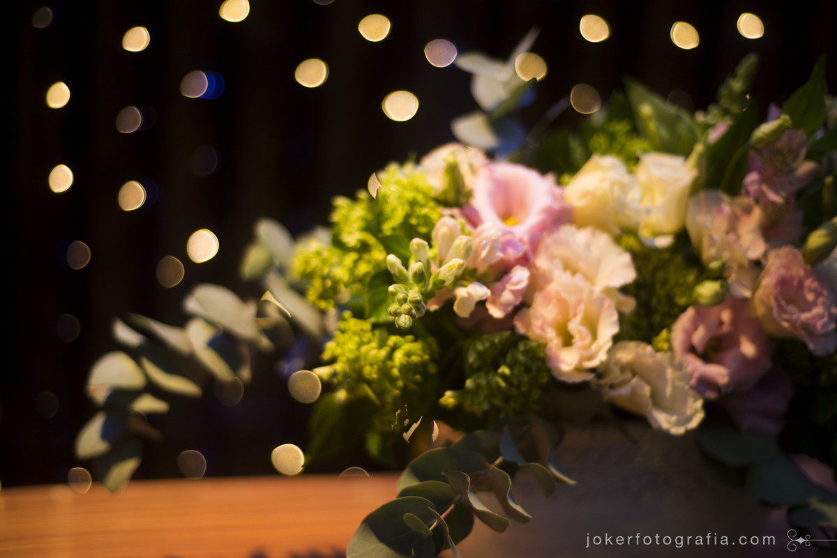 buque de noiva diferente com rosas e flores do campo