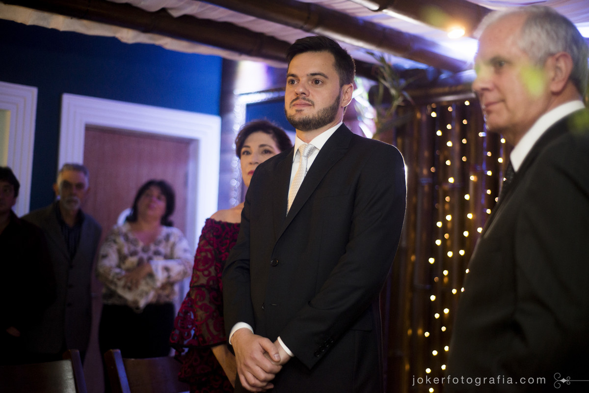 noivo esperando a noiva no altar no dia do casamento