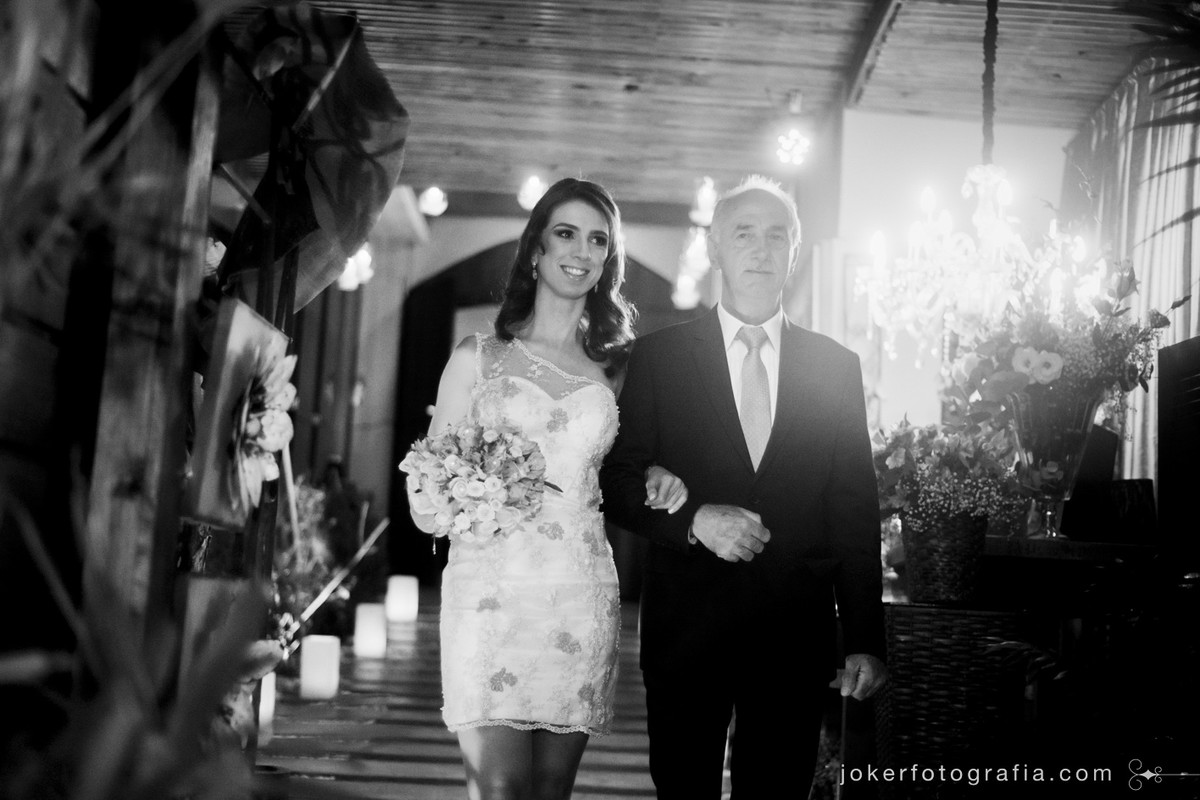 fotojornalismo da entrada da noiva no casamento