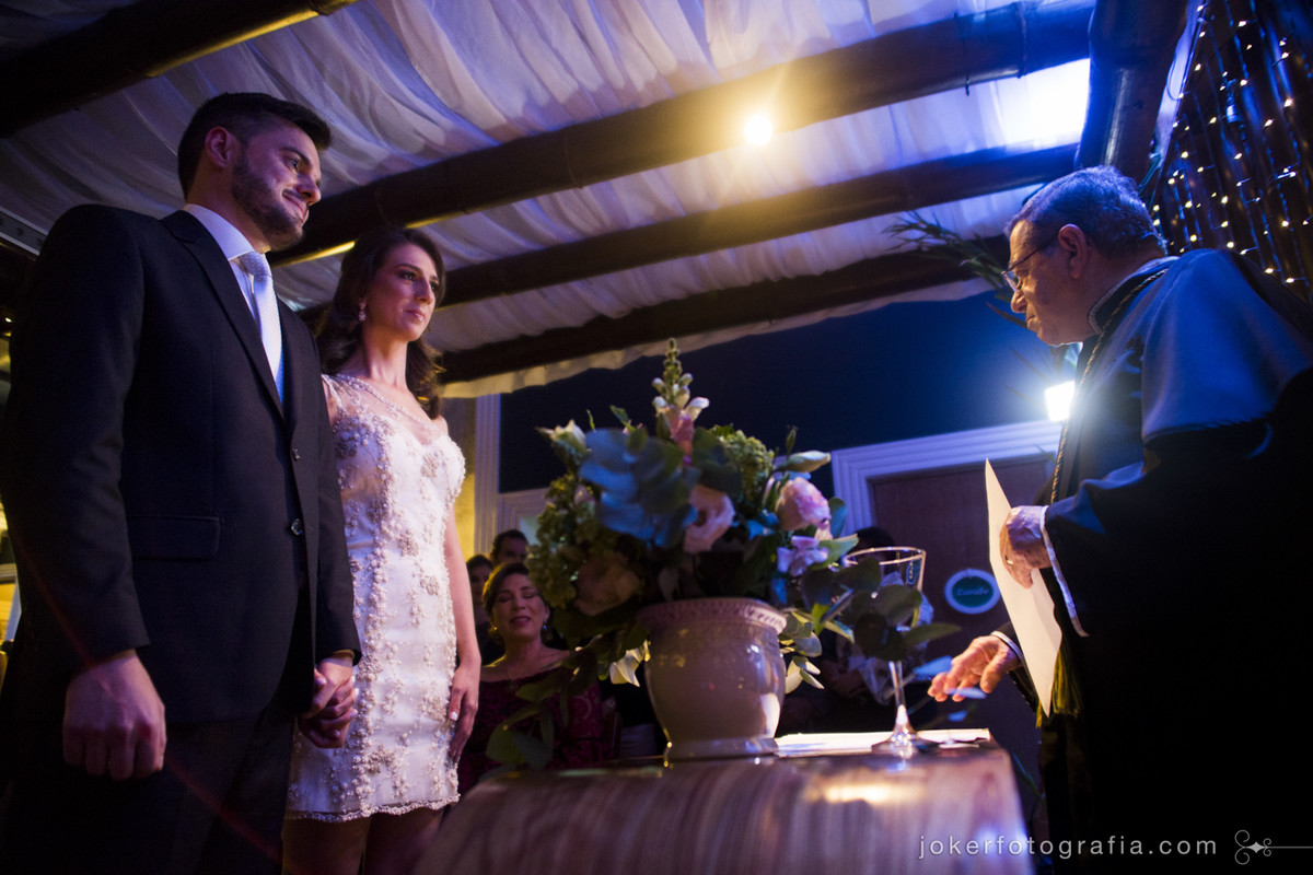 noivos no altar durante celebração de casamento