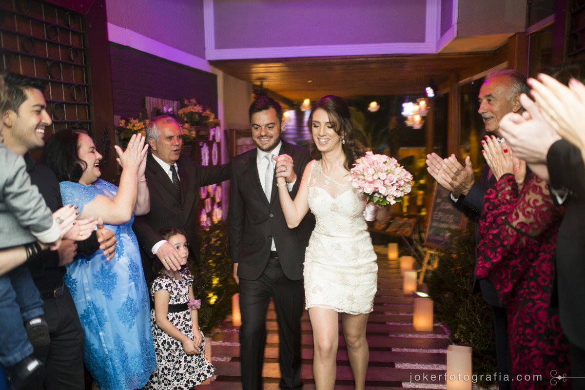 corredor de pais e padrinhos no dia do casamento
