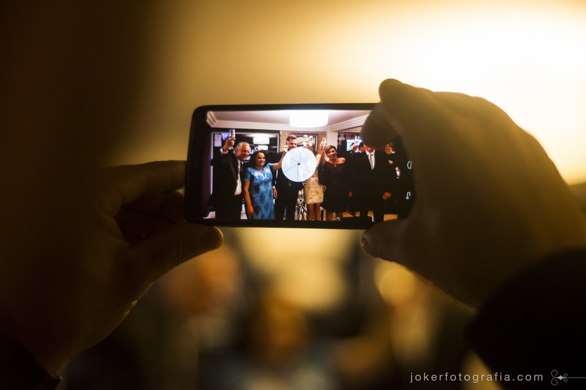 convidados de casamento faz registro com celular da festa