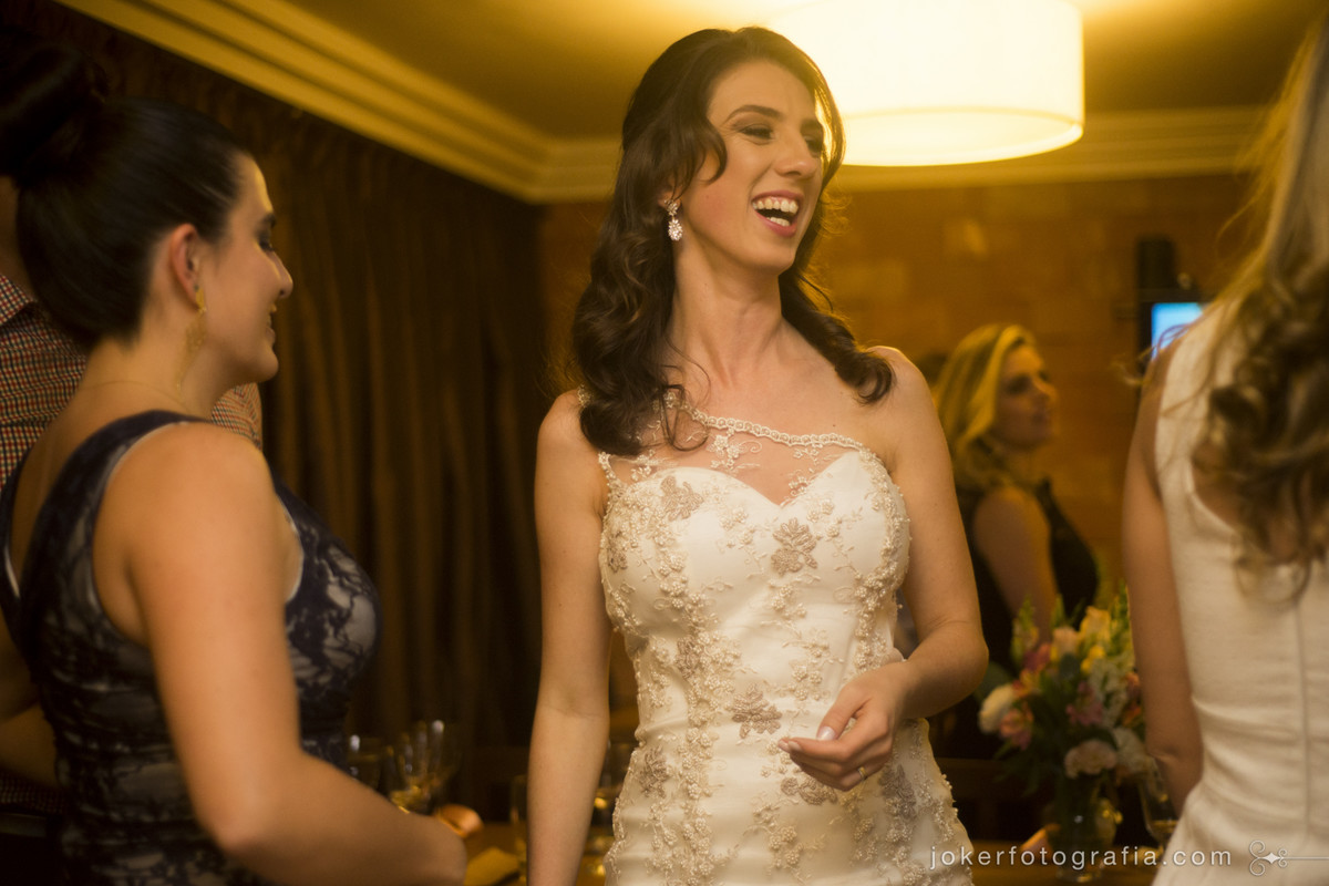 noiva feliz no dia do casamento