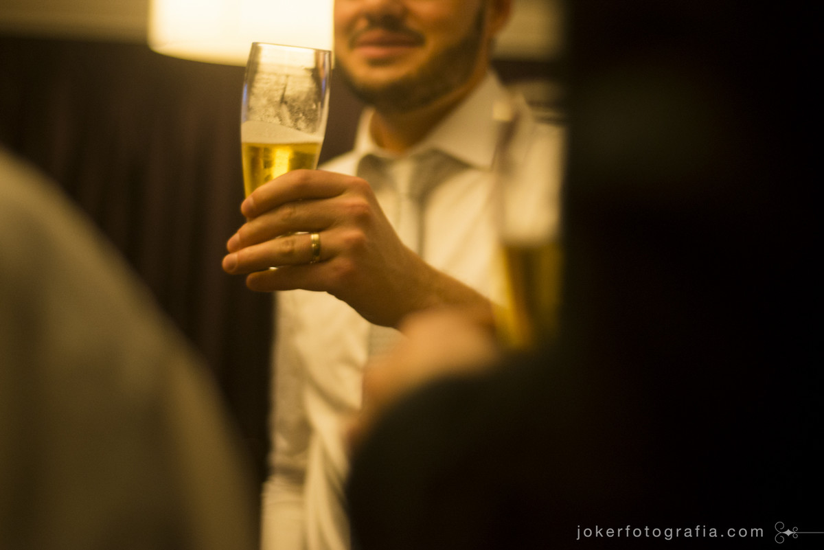 brinde de cerveja no casamento