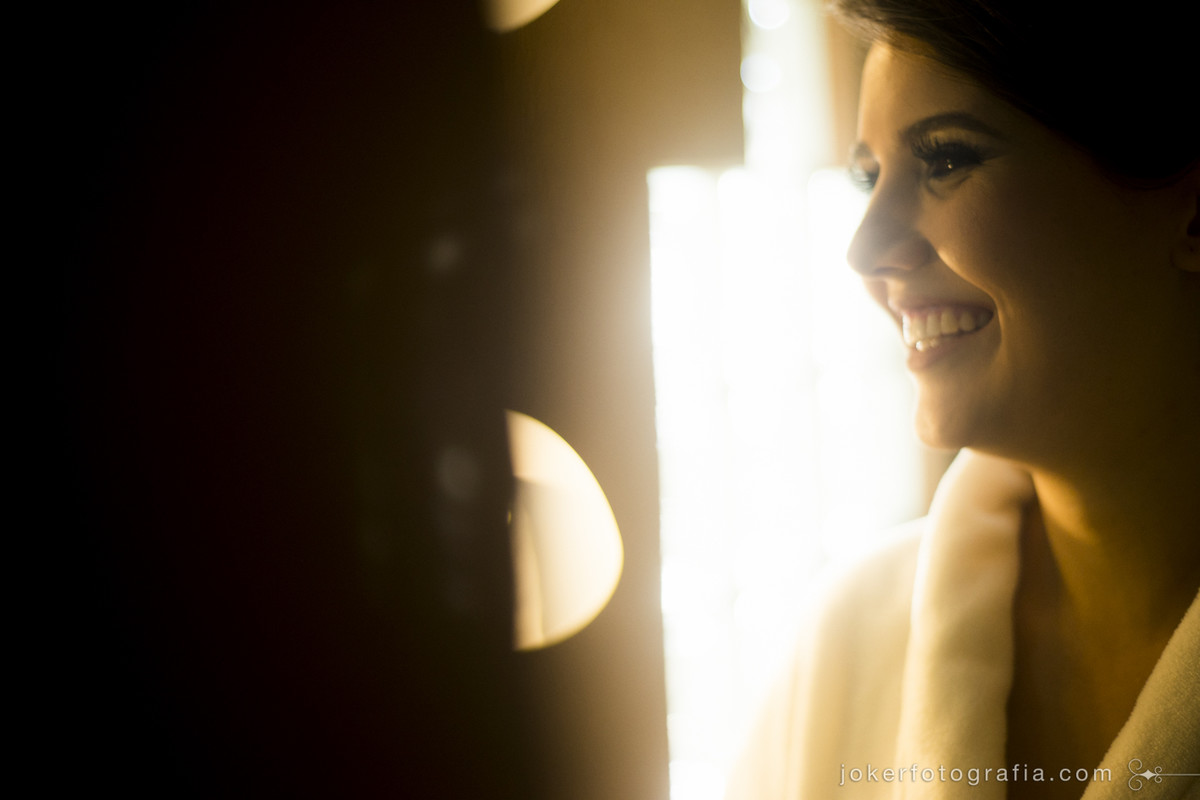 noiva sorridente e fotogênica em registro documental do casamento em curitiba