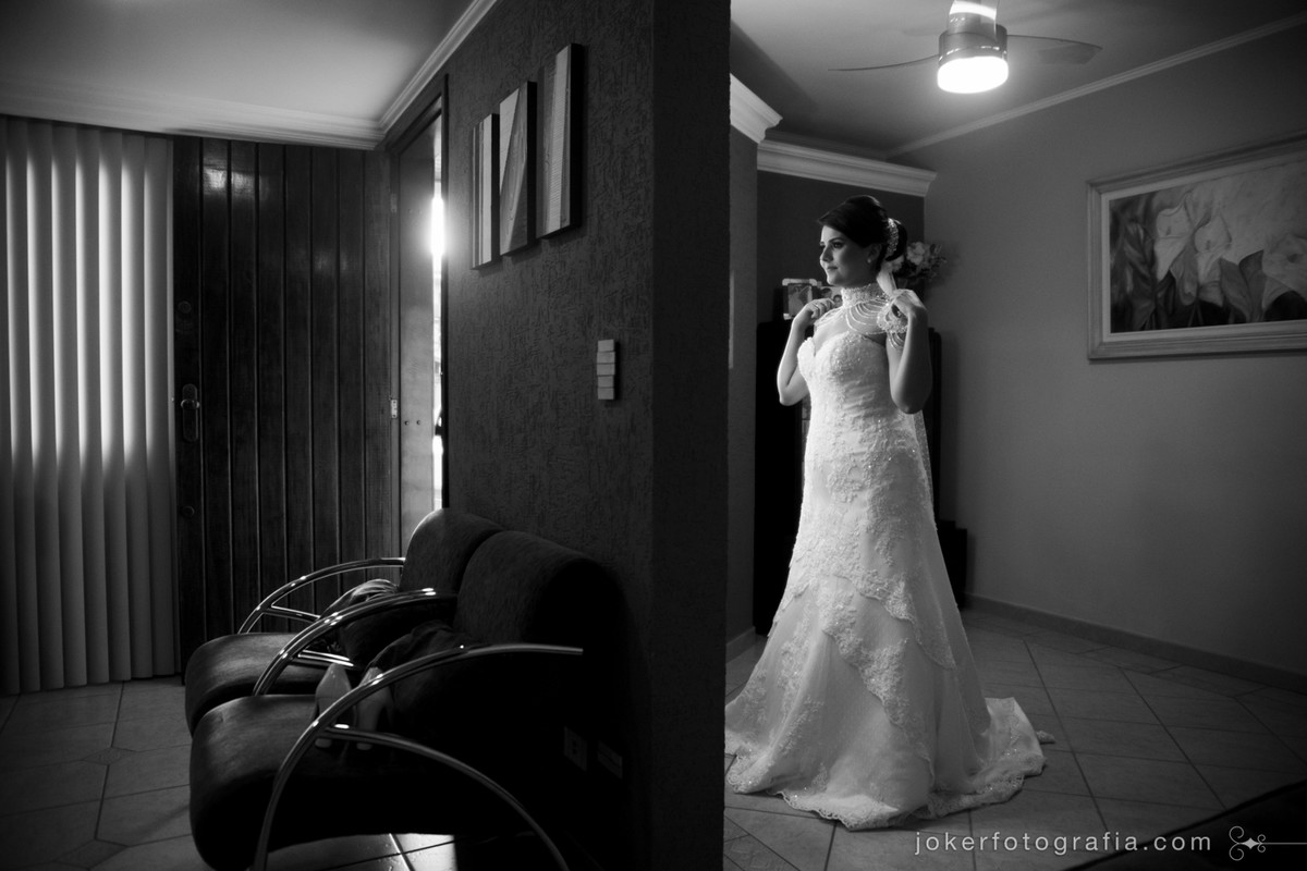 A noiva provando o vestido é um dos momentos mais lindos do casamento