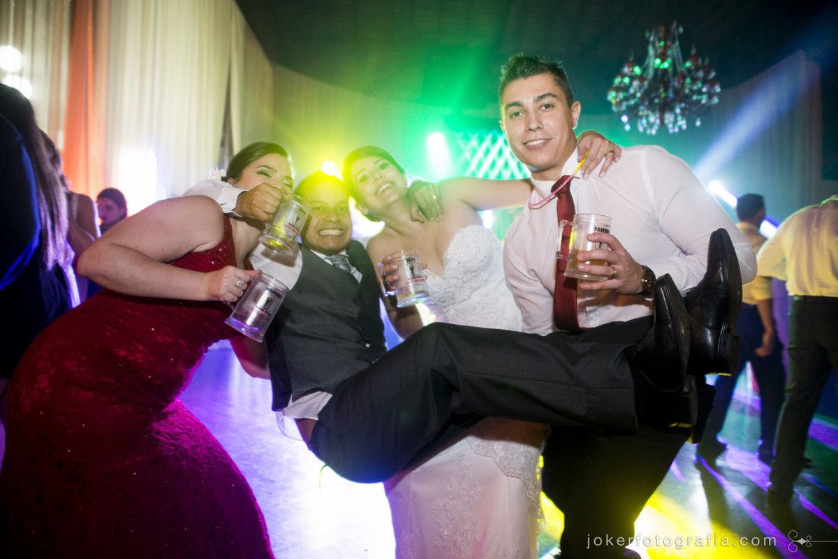 fotos divertidas com os padrinhos no dia do casamento e os melhores fotógrafos