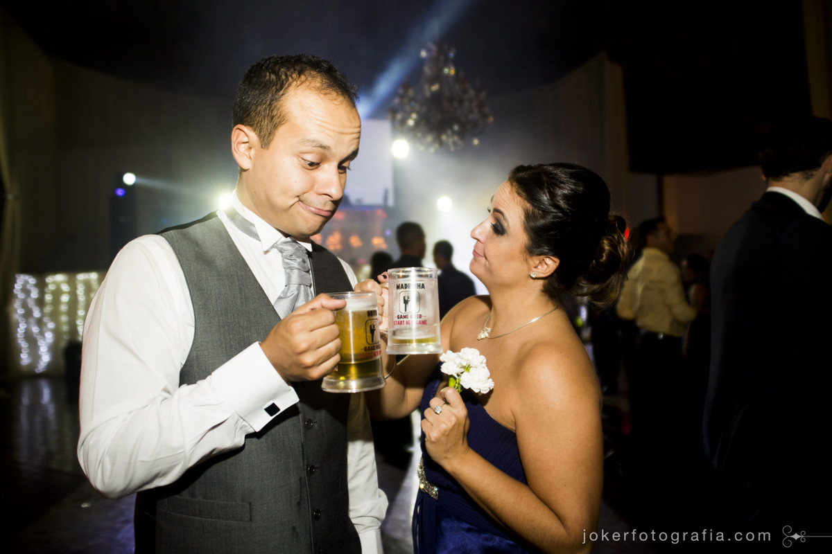 canecas de chopp como lembrança no dia do casamento
