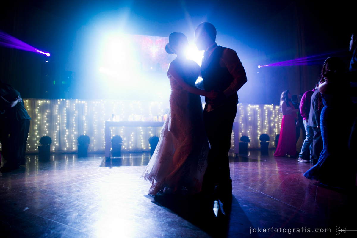 iluminação cênica e luzes de natal no dia do casamento faz toda a diferença na fotografia