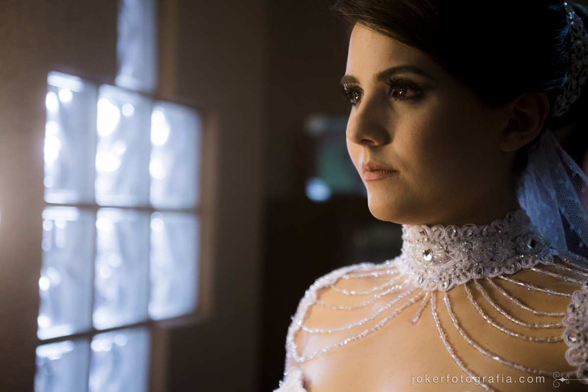 vestido de noiva diferente com coleira surpreende, e fotógrafo consegue um retrato lindo