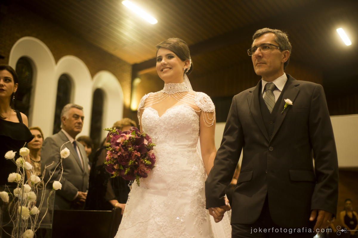 noiva a caminho do altar em igreja de curitiba