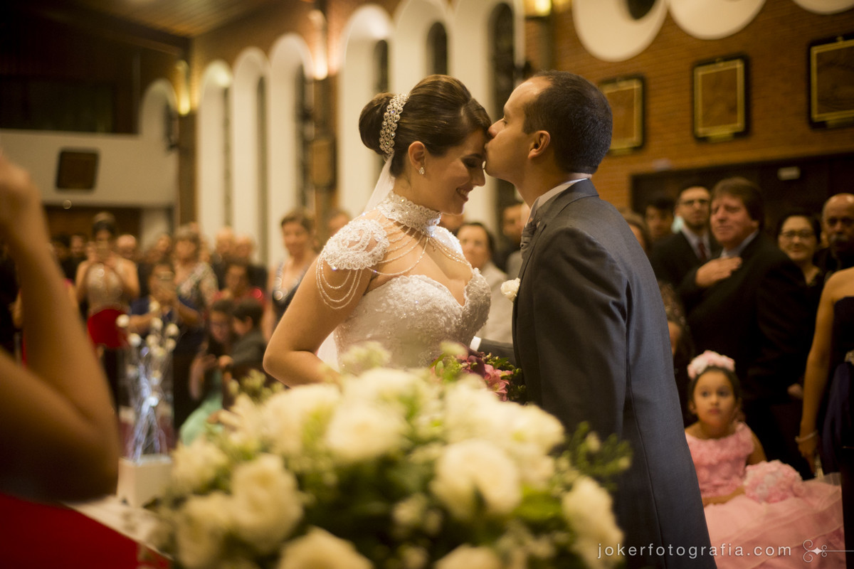 ótimo fotógrafo em curitiba registra a emoção do noivo ao receber a noiva no altar