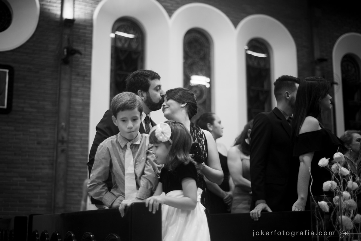 fotógrafo capta momentos espontâneos dos convidados durante a cerimônia e flagra beijo carinhoso de casal de padrinhos