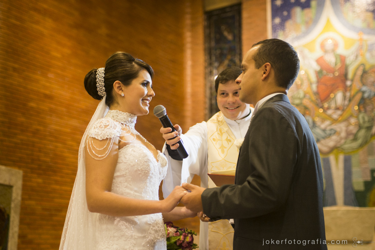 padre sorridente em cerimônia de casamento na paróquia cristo rei em curitiba